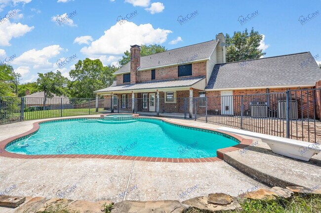 Building Photo - 606 Oak Ridge Dr