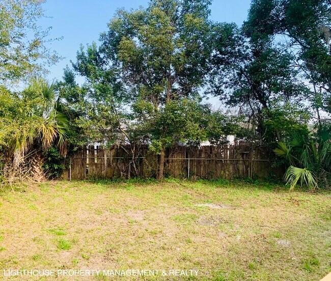 Building Photo - Large 4 Bed/1.5 Home with New Kitchen!