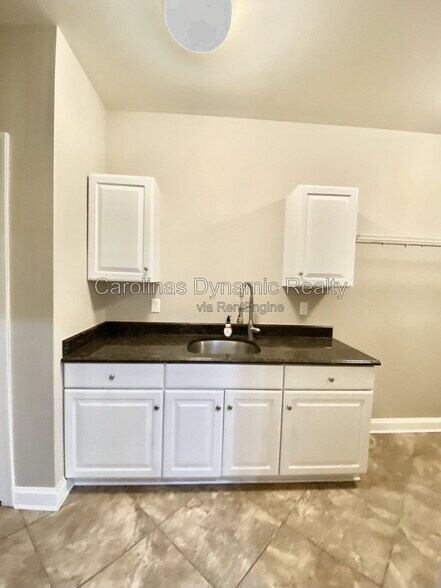 Building Photo - 605 Queenswater Ln
