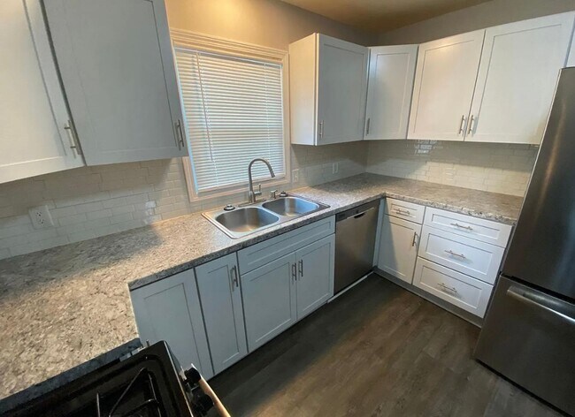 Building Photo - Cozy 4 Bedroom Single-Family