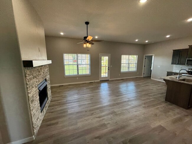 Building Photo - Spacious 5-Bedroom Walkout Basement Home i...