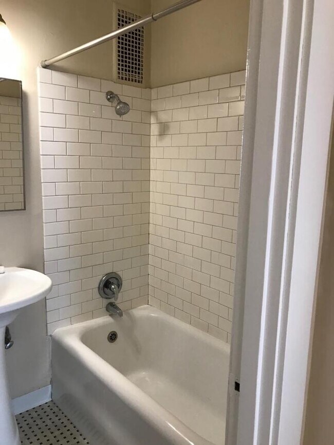 Building Photo - 1 bedroom in Seattle WA 98102