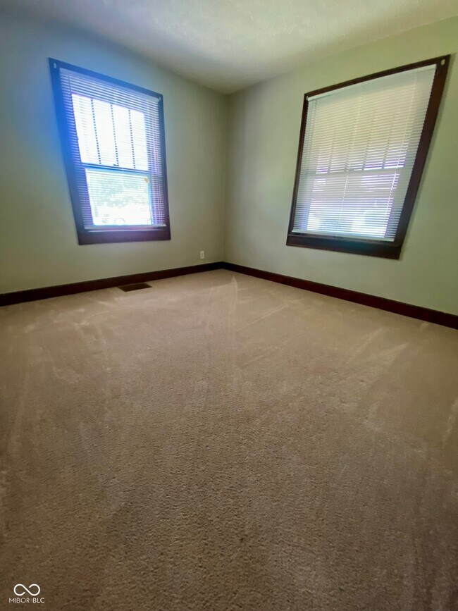 Building Photo - 302 E Troy Ave