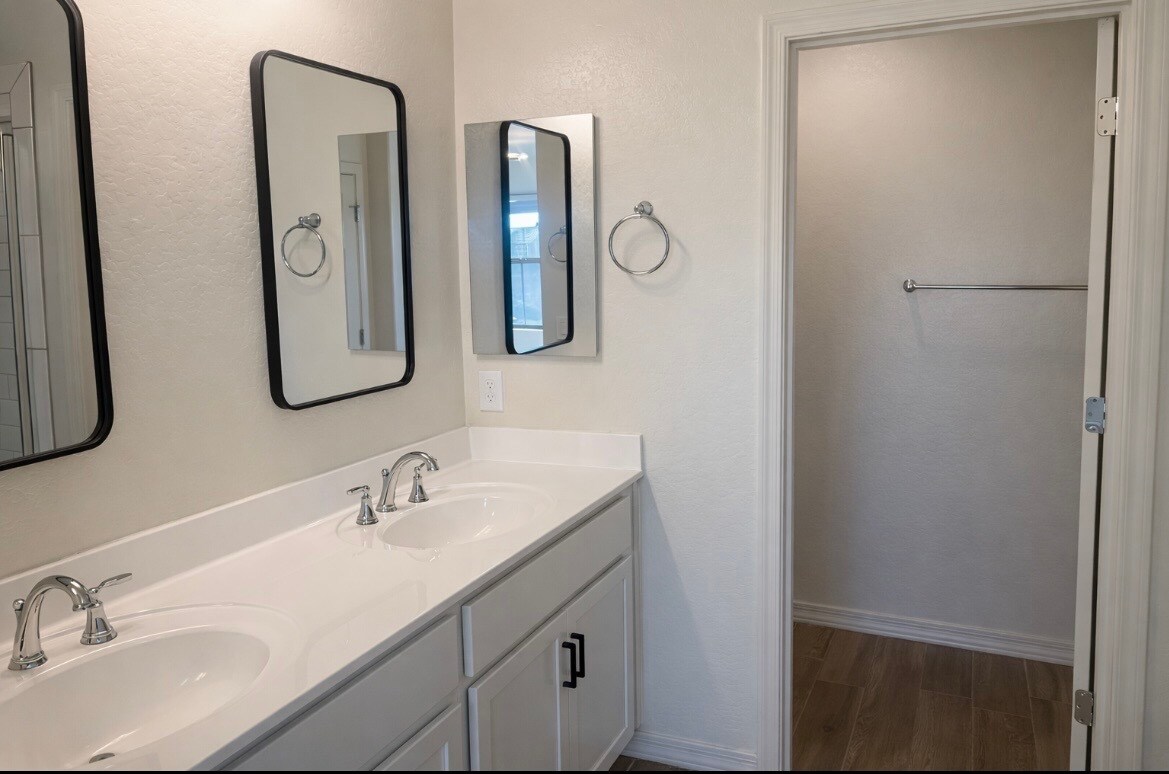 Building Photo - 8337 E Irwin Ave