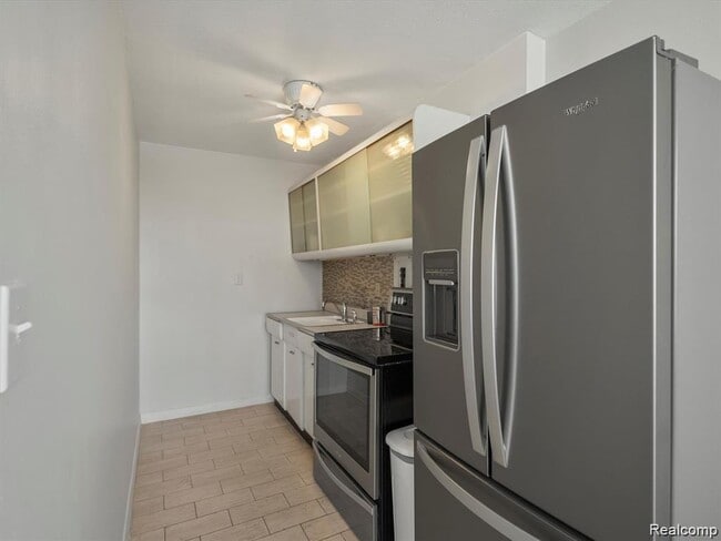 Building Photo - 8900 E Jefferson Ave