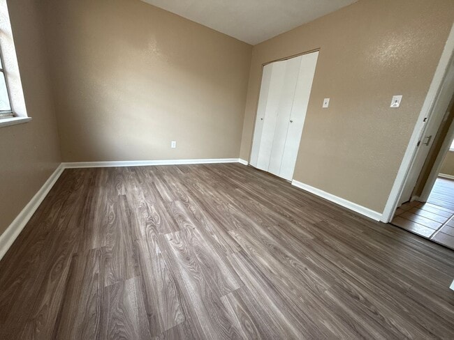 Building Photo - Country and City Side Home