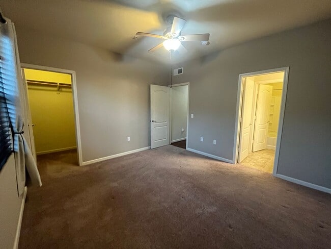 Building Photo - Spacious 2 bed 2 bath condo available in N...