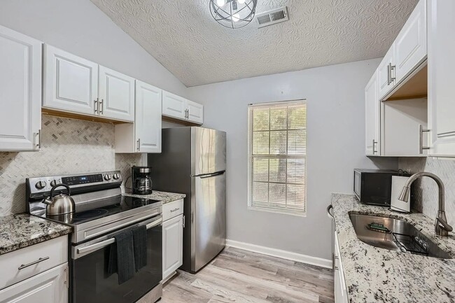 Building Photo - Modern 2 BD 2 BA Home in a Desirable South Atlanta Community