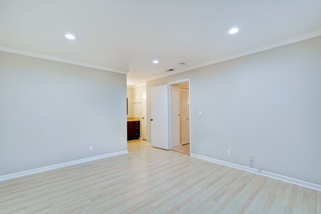 Building Photo - 2/2 Downstairs Condo in a Great Location Nestled Behind EBAY in The Hamilton Corners Community