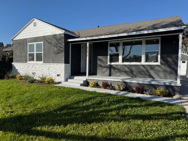 Building Photo - CHARMING REMODELED 3 BEDROOM / 2 BATH HOME