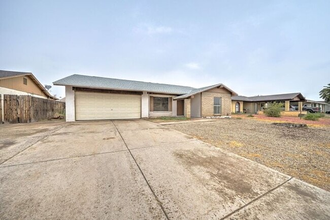 Building Photo - -$500 OFF FIRST MONTH RENT-READY TO VIEW NOW! 4 Bedroom 2 Bath Home in Phoenix!