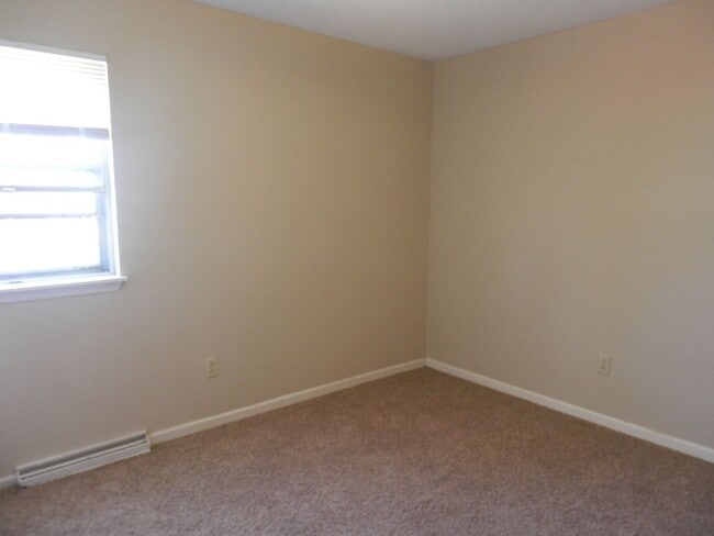 Building Photo - Quality 3 Bedroom 1.5 Bathroom Townhouse
