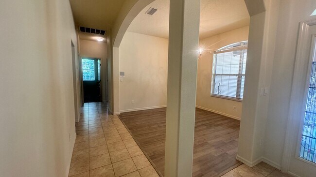 Building Photo - Private screened in POOL HOME!