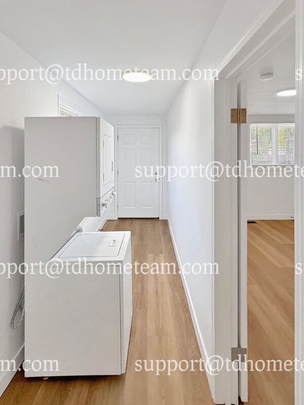 Building Photo - 617 3rd Ave S