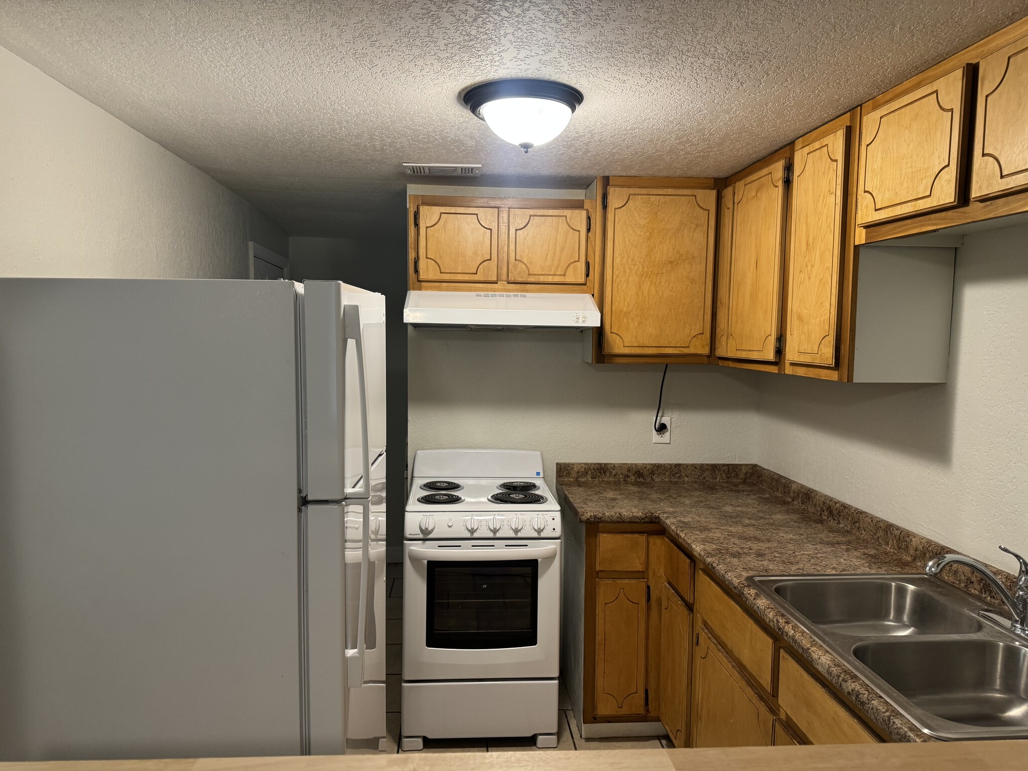Kitchen - 505 Davis Ave