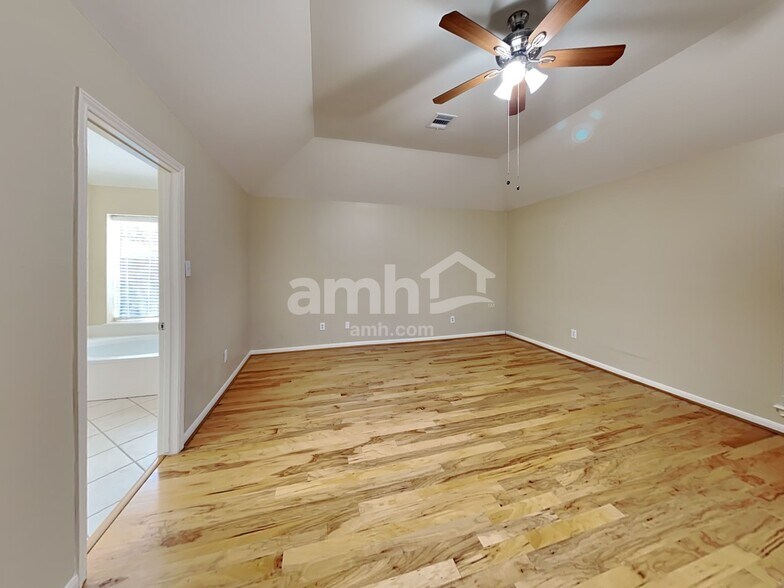 Building Photo - 104 Laguna Pointe Dr