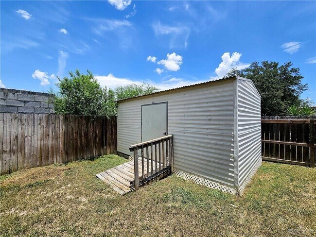 Building Photo - 2208 Robin Ave W