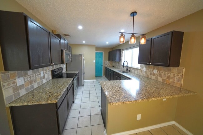 Building Photo - Updated Single Story in Schertz! Realtor Commission: $500