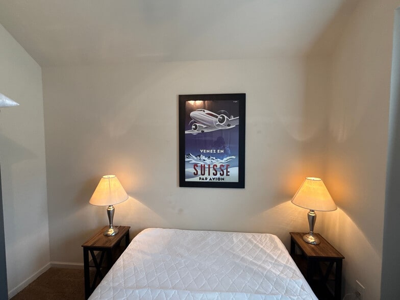 Building Photo - Room in House on Katielee Cove