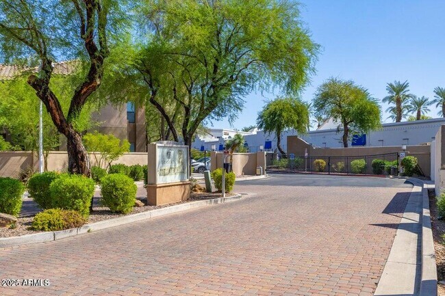 Building Photo - 7027 N Scottsdale Rd