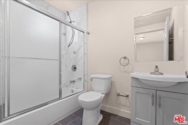 Building Photo - 707 W 80th St