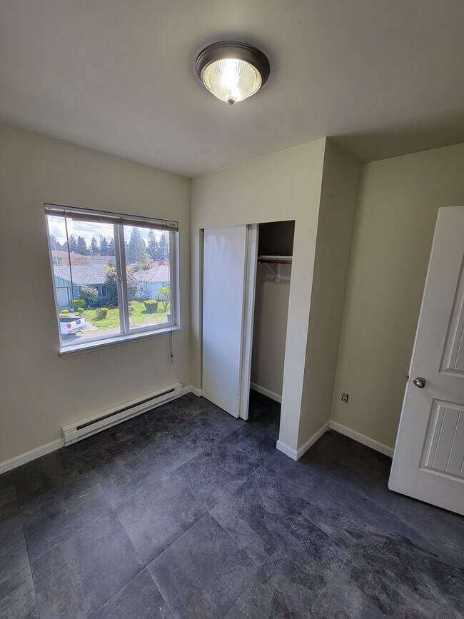 Building Photo - 4004