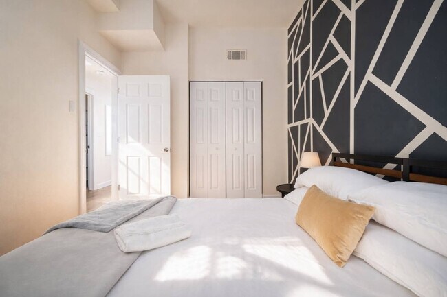 Building Photo - 906 N Damen Ave