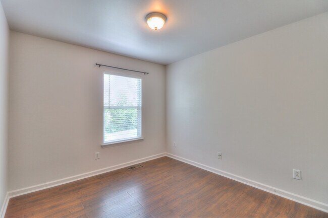 Building Photo - 702 Vernon Ave