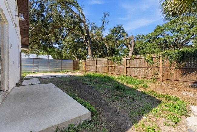 Building Photo - 502 Tweed Ave