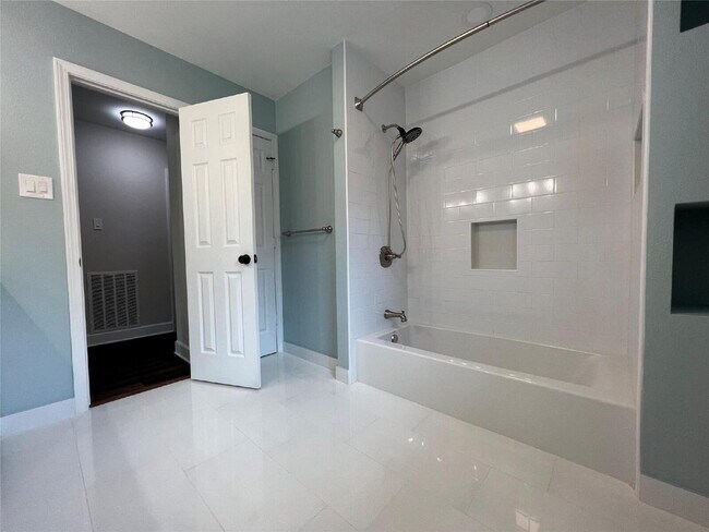 Building Photo - 3 Bedroom Home for Rent in Houston 77096 | Updated Home with Large Backyard