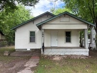 Building Photo - $900 move in special!