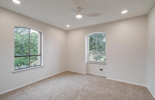 Building Photo - 2202 Briarview Dr