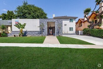 Building Photo - Huntington Villas