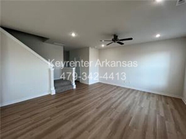 Building Photo - Amazing 3 Bedroom - 3.5 Bathroom in Fayetteville!
