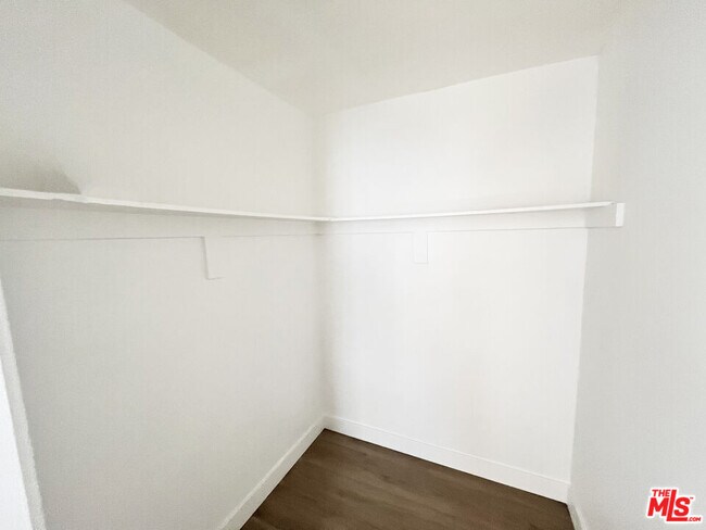 Building Photo - 5440 Carlton Way