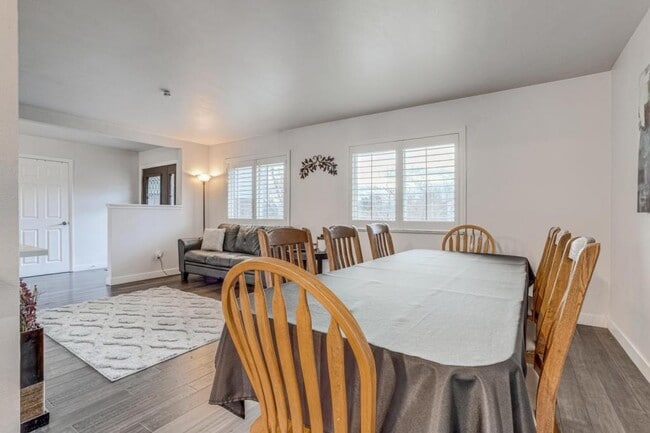 Building Photo - 2860 S Golden Way