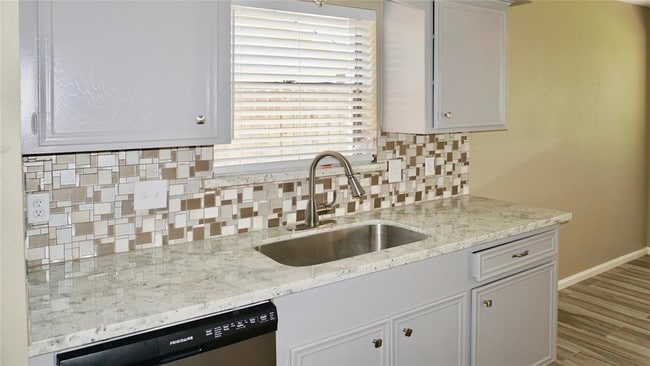 Building Photo - 7323 Woodoak Dr