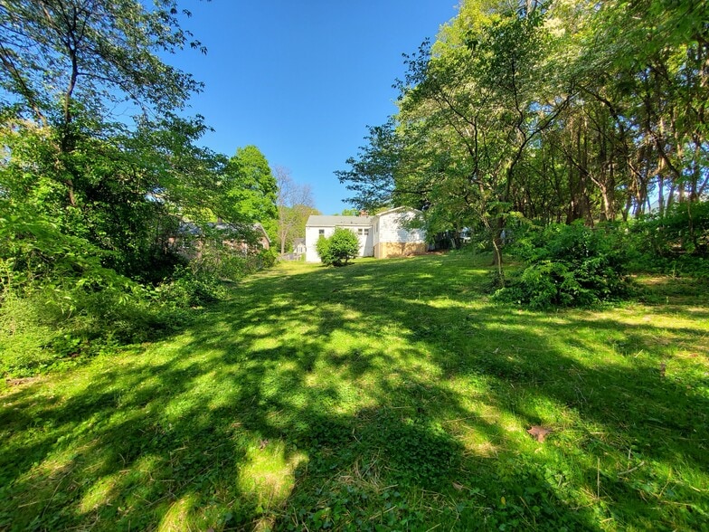 Huge fenced in backyard with patio - 1324 Kenwood Street