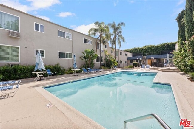 Building Photo - 968 Larrabee St