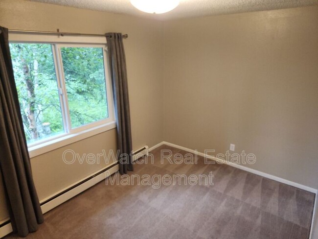 Building Photo - 3811 Iowa Dr
