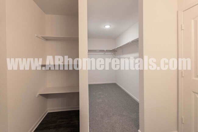 Building Photo - Large 4 Bedroom Home!