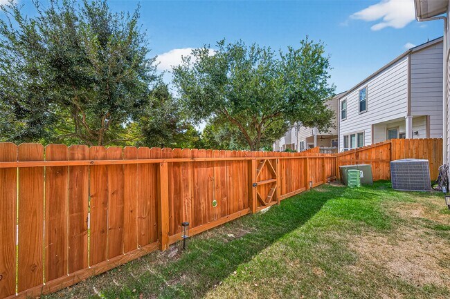 Building Photo - 10021 Hillside Bayou Dr