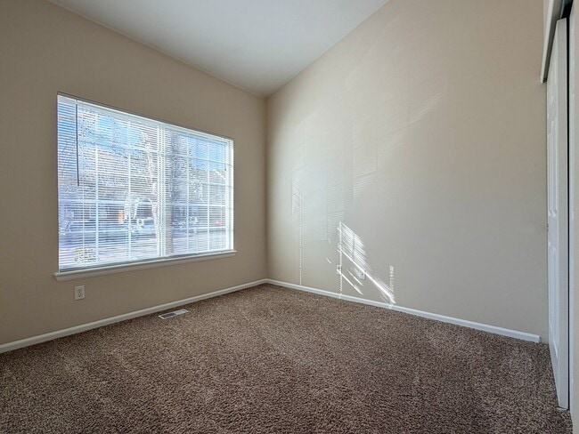 Building Photo - End-Unit Townhome in Littleton