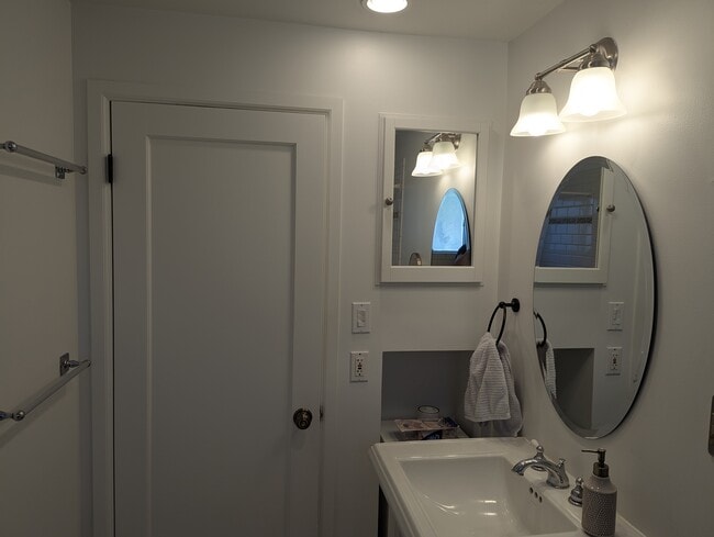 Building Photo - 3730 SW Austin St