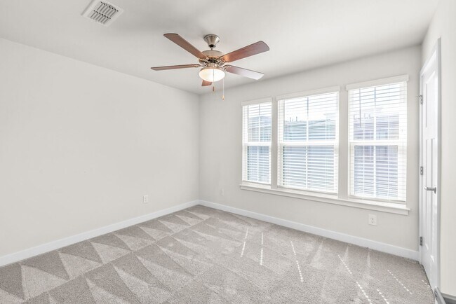Building Photo - (Coming Soon) 3 Bedroom Townhome minutes from South End!