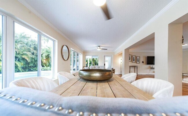 Building Photo - 2101 NE 15th St