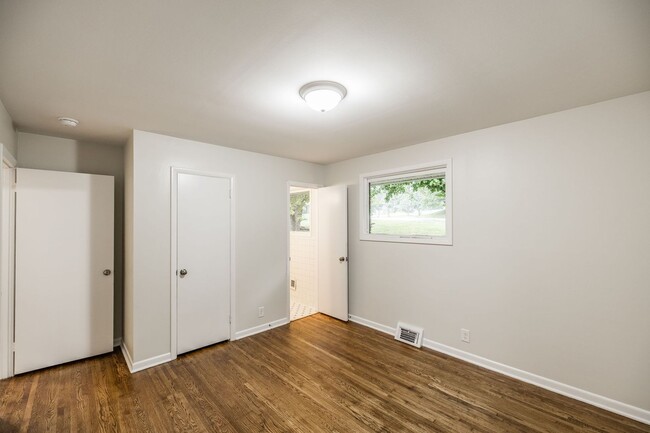 Building Photo - 418 Foothill Dr