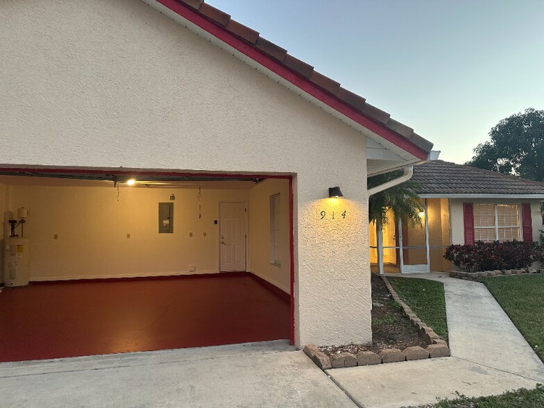 Building Photo - 914 SW Cecil Ln