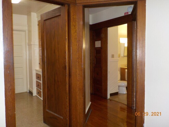Building Photo - Beautiful 3 Bedroom July 1, 2026