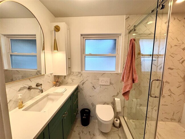 Building Photo - 2805 Silverway Dr